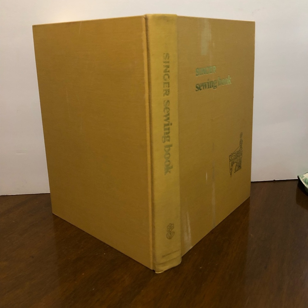11051 Vintage Singer Sewing Book Gladys Williams 1st Edition 428 Pages Hardcover